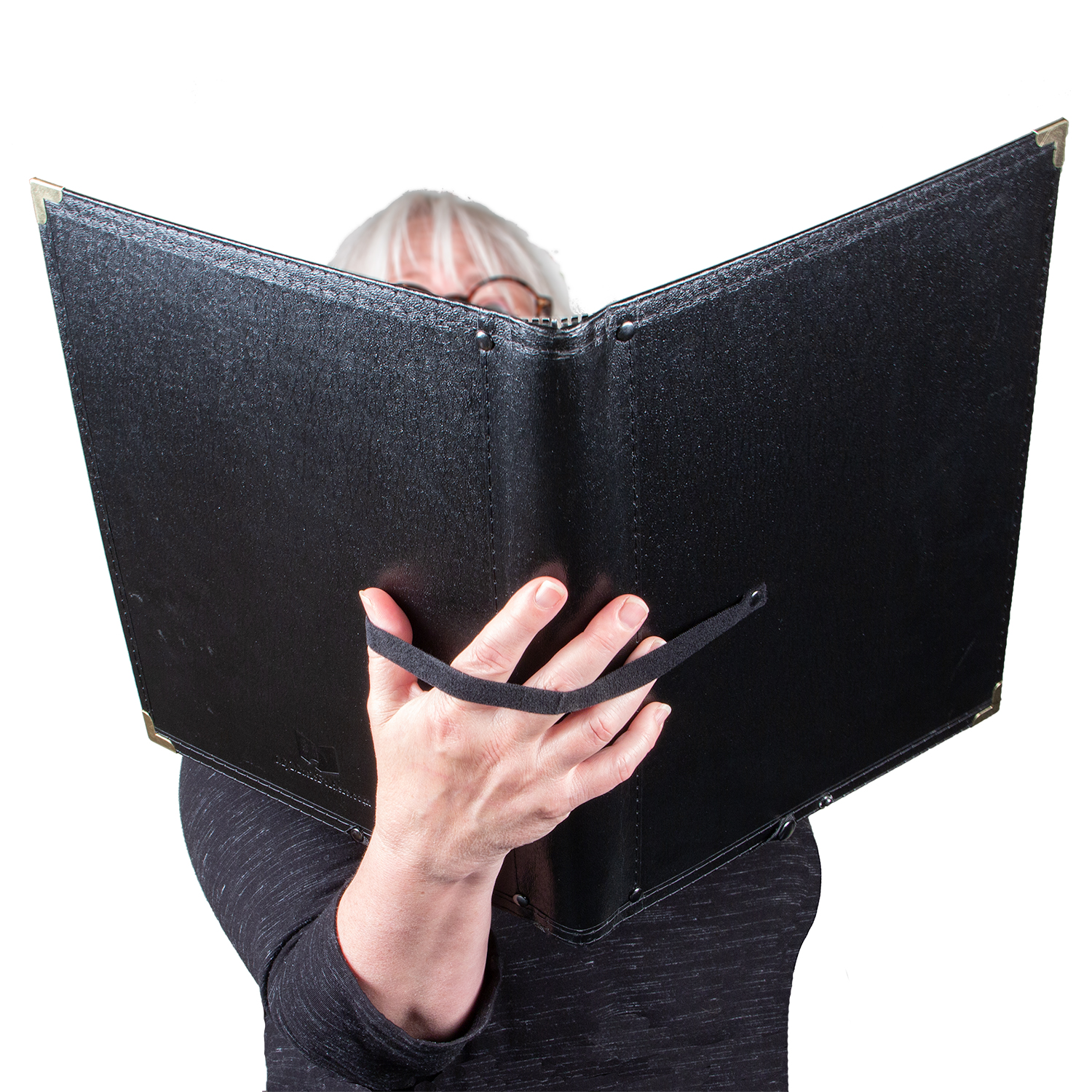 If you detach the strap, does it lie flat on a music stand?